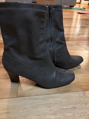 AEROSOLES Dark Gray Stretch Ankle Booties